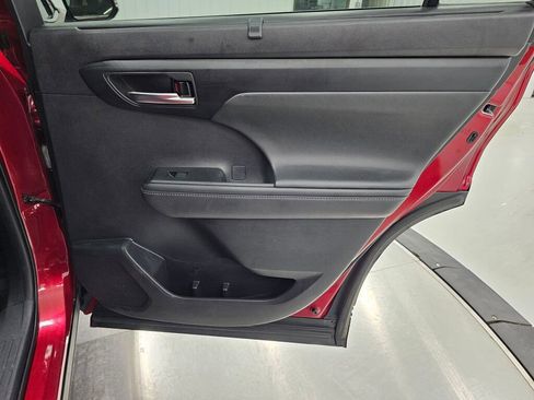 Used 2021 Toyota Highlander XLE image 31