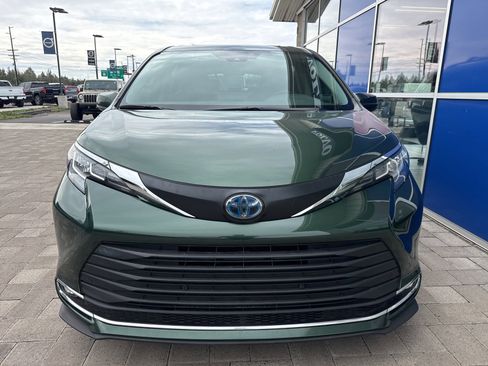 Used 2023 Toyota Sienna XLE image 7