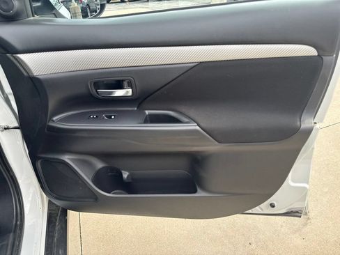 Used 2018 Mitsubishi Outlander ES FWD image 25