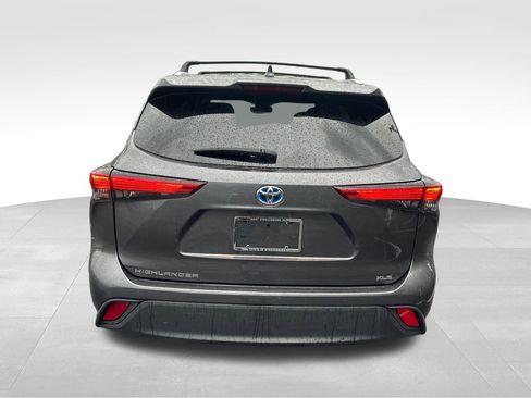 Used 2022 Toyota Highlander XLE AWD/4WD image 4