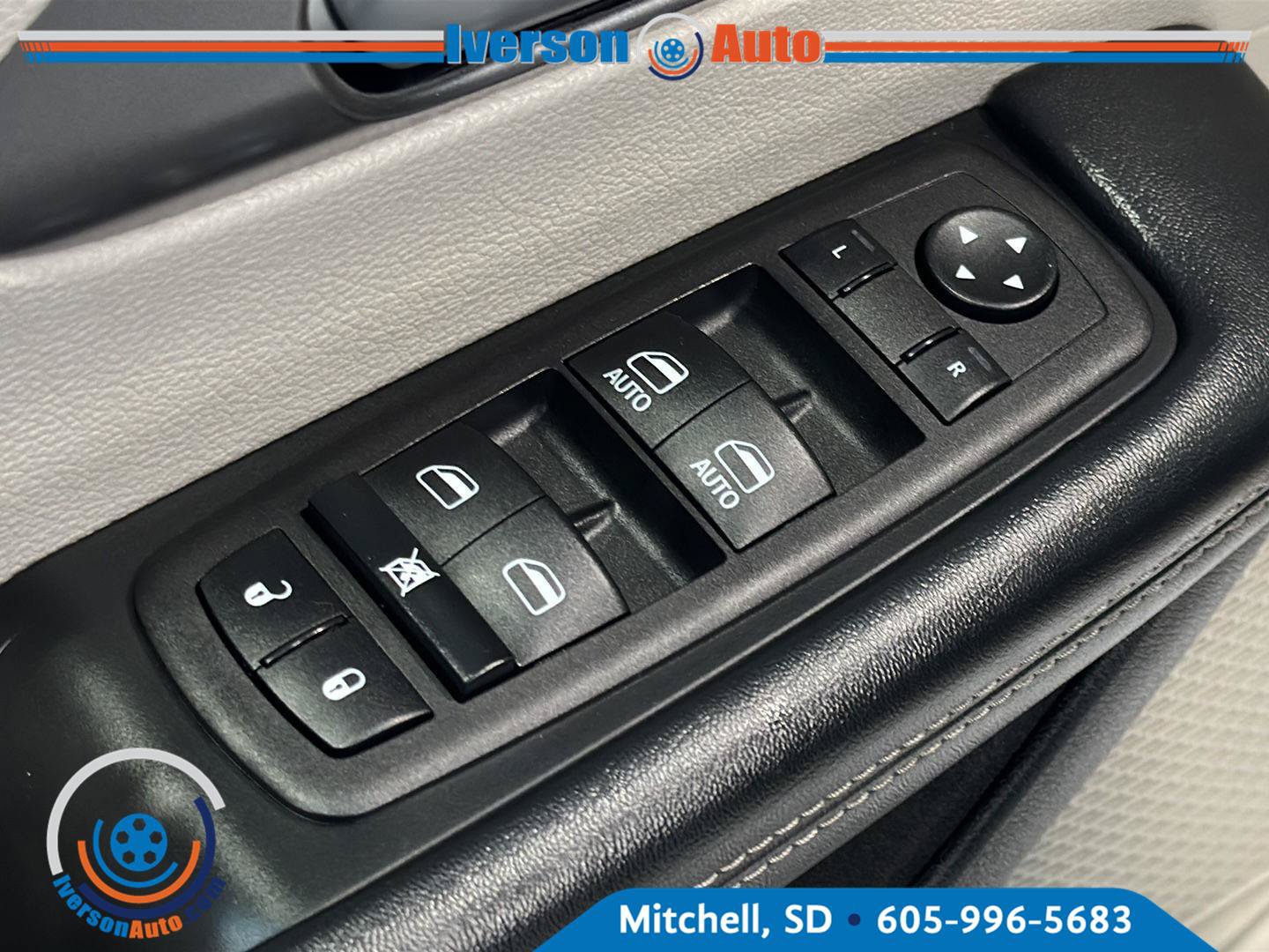 Used 2023 Chrysler Pacifica Touring-L FWD image 14