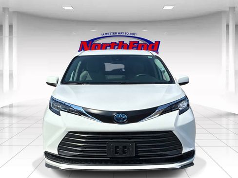 Used 2023 Toyota Sienna LE FWD image 2