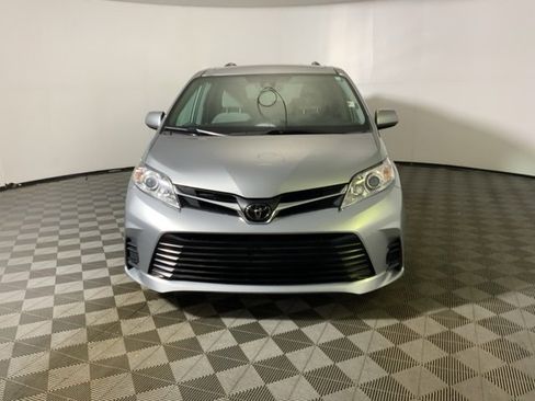 Used 2019 Toyota Sienna LE w/ LE Preferred Package image 3