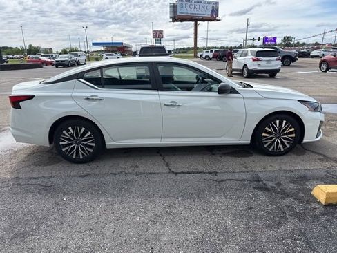 Used 2025 Nissan Altima 2.5 SV FWD image 9