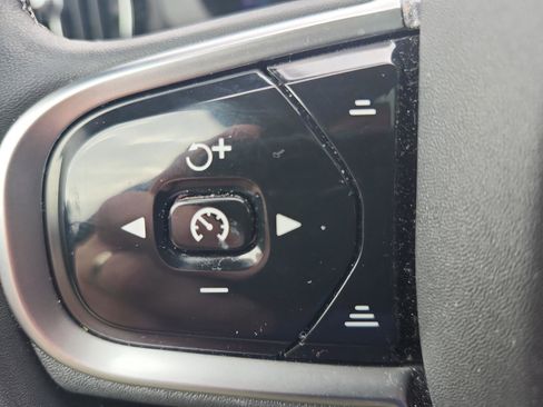 Used 2023 Volvo XC60 B5 Plus image 25