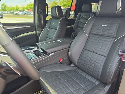 Used 2026 Cadillac Escalade ESV V AWD/4WD image 16