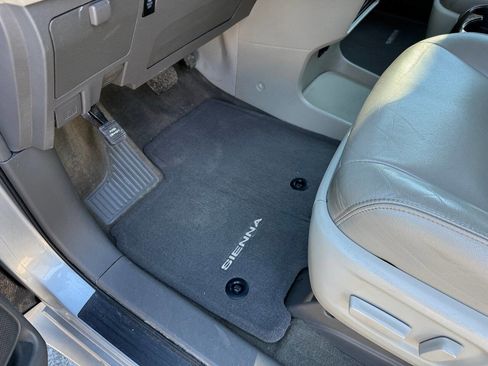 Used 2015 Toyota Sienna XLE Premium image 58