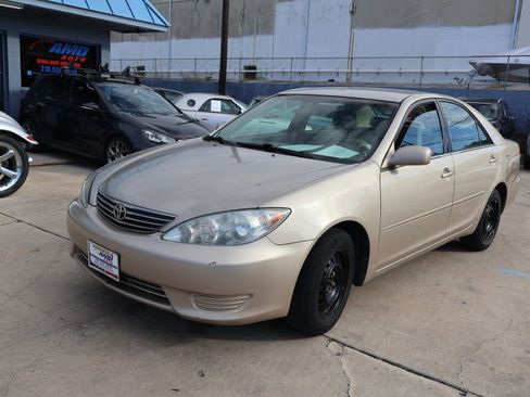 Used 2005 Toyota Camry LE FWD image 3