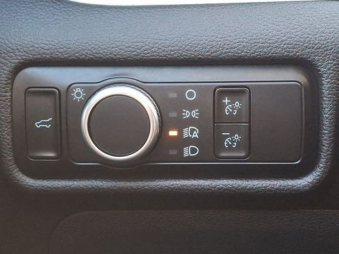 Used 2023 Ford Explorer XLT image 24