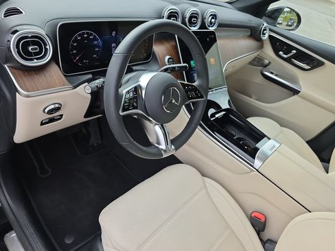 Used 2025 Mercedes-Benz GLC 300 4MATIC image 9