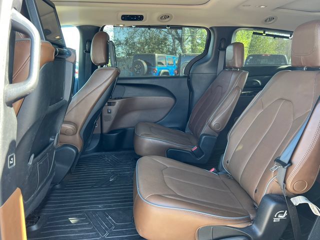 Used 2017 Chrysler Pacifica Limited FWD image 4