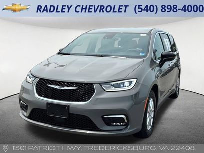 Used 2025 Chrysler Pacifica Select
