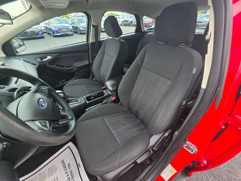 Used 2016 Ford Focus SE FWD image 2