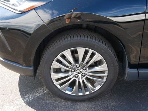 Certified 2024 Toyota Venza XLE AWD/4WD image 8