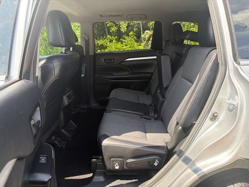 Used 2016 Toyota Highlander Plus AWD/4WD image 17