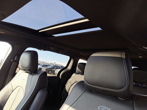 New 2026 Chrysler Pacifica Limited image 10