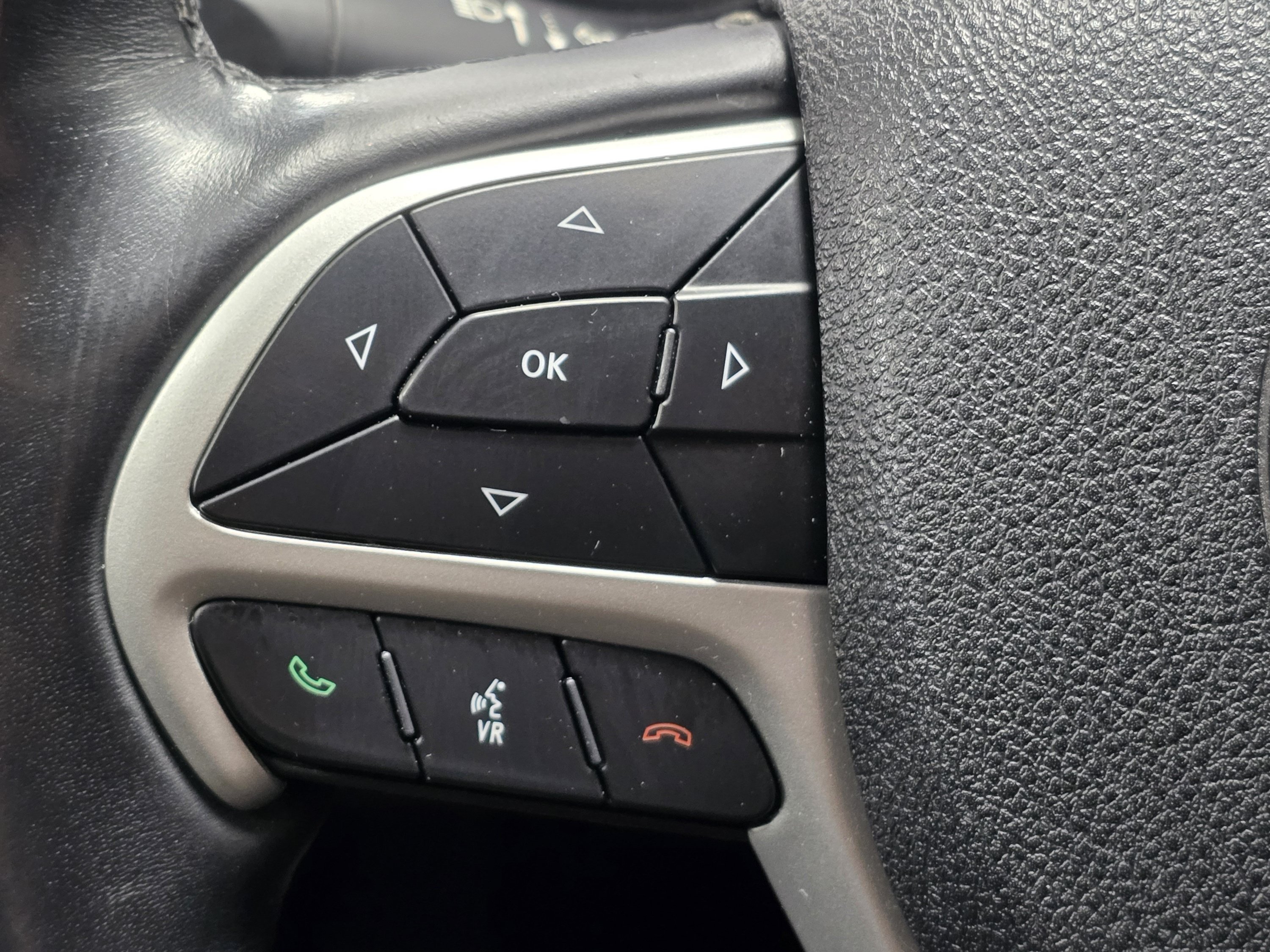 Used 2018 Jeep Cherokee Latitude Plus w/ Cold Weather Group AWD/4WD image 18