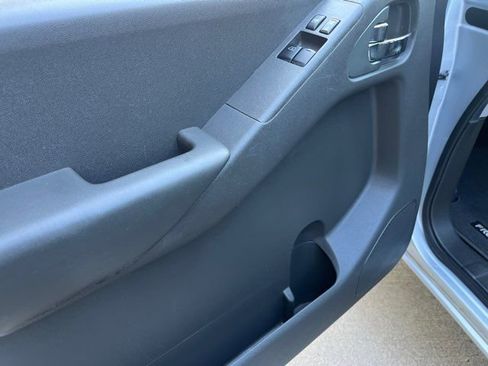Used 2011 Nissan Frontier SV image 21