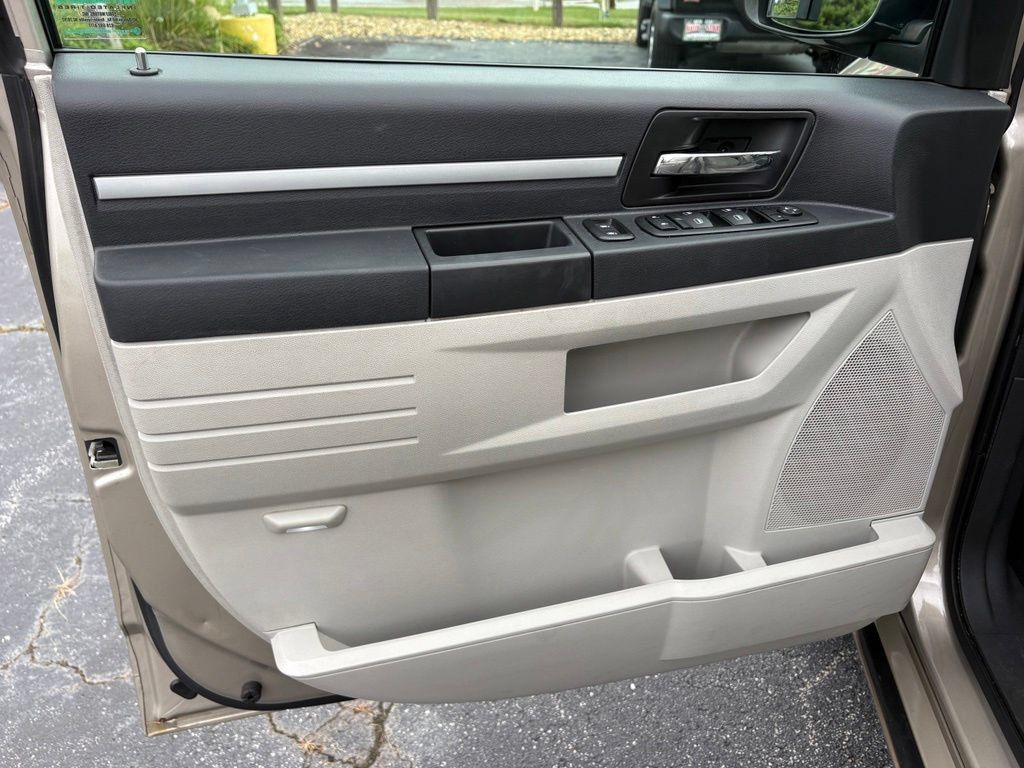Used 2008 Dodge Grand Caravan SXT FWD image 23