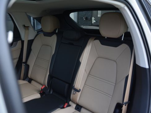 Certified 2026 Porsche Cayenne AWD/4WD image 30