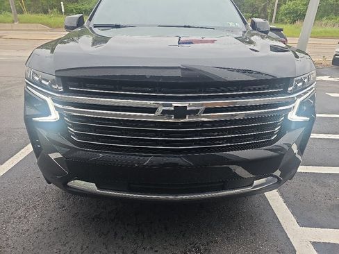 Used 2023 Chevrolet Suburban LT w/ LT Signature Plus Package AWD/4WD image 2