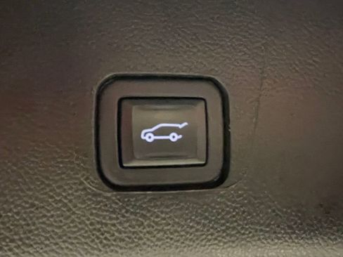 Used 2023 Chevrolet Traverse LT w/ Rear Camera Mirror Package image 13