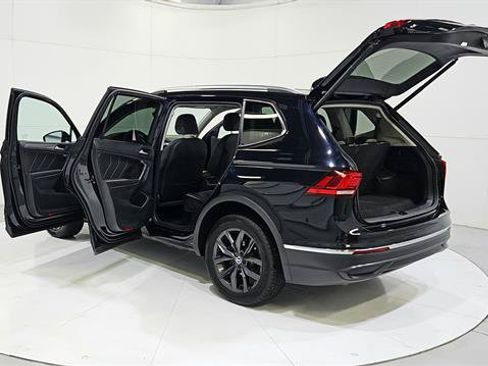 Used 2024 Volkswagen Tiguan SE FWD image 31