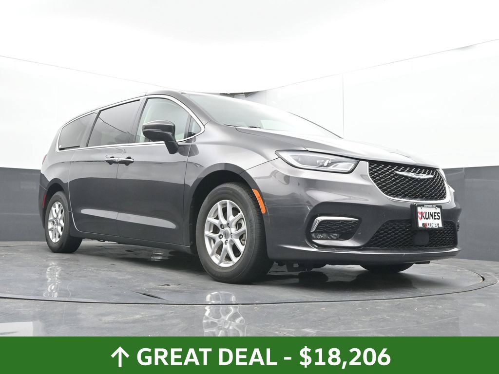Used 2023 Chrysler Pacifica Touring-L FWD image 44