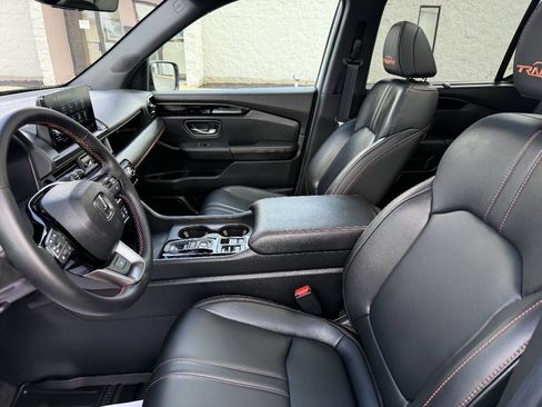 Used 2025 Honda Pilot TrailSport image 17