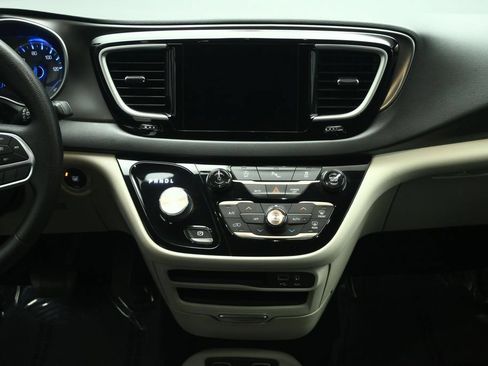 Used 2020 Chrysler Pacifica Touring w/ Tire & Wheel Group FWD image 36