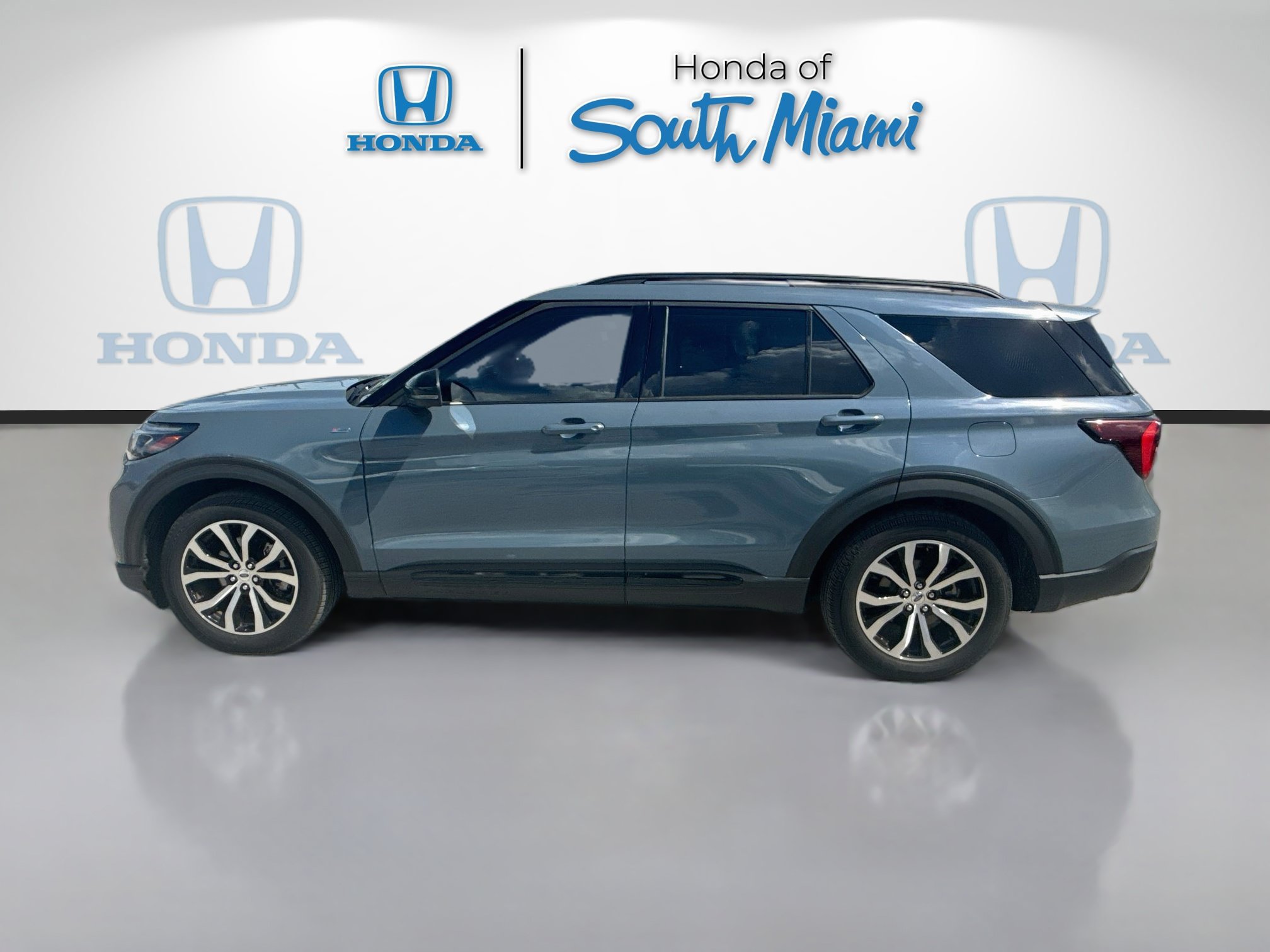 Used 2025 Ford Explorer ST-Line RWD image 4