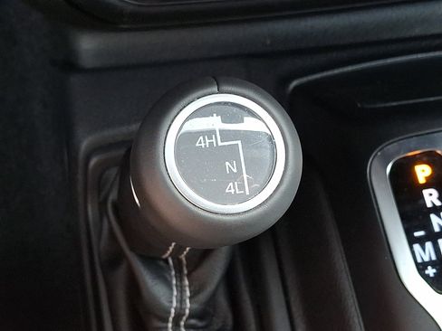Used 2018 Jeep Wrangler Unlimited Sahara AWD/4WD image 26