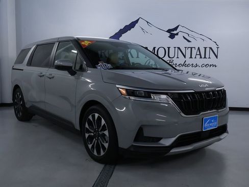 Used 2024 Kia Carnival EX image 1