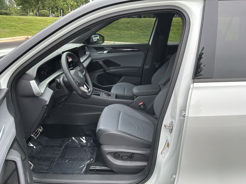 Used 2025 Volkswagen Tiguan SE R-Line AWD/4WD image 16