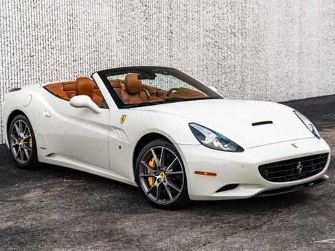 Used 2011 Ferrari California RWD image 5