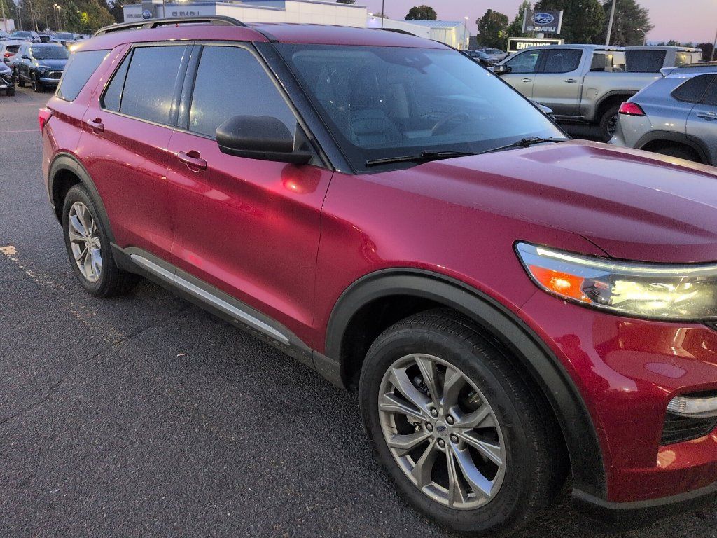 Used 2021 Ford Explorer XLT w/ Equipment Group 202A AWD/4WD image 2