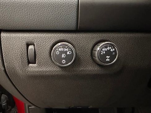 Used 2022 Chevrolet Colorado Z71 AWD/4WD image 12