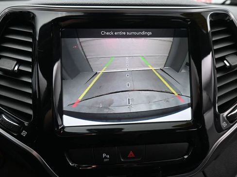 Used 2019 Jeep Cherokee Limited image 21