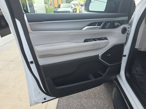 Used 2025 Jeep Wagoneer 4WD image 10