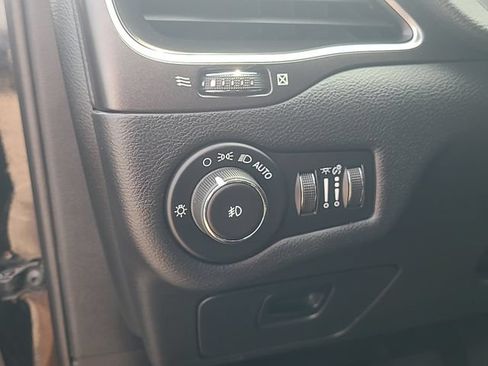 Used 2020 Jeep Cherokee Trailhawk w/ Cold Weather Group AWD/4WD image 14