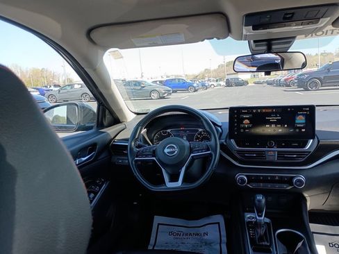 Used 2023 Nissan Altima 2.5 SR w/ SR Premium Package image 15