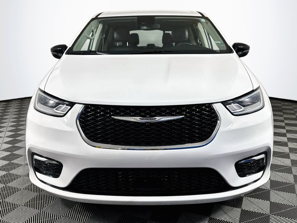 Used 2024 Chrysler Pacifica Touring-L FWD image 2