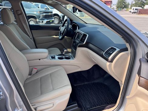 Used 2017 Jeep Grand Cherokee Laredo w/ Quick Order Package 23E AWD/4WD image 17