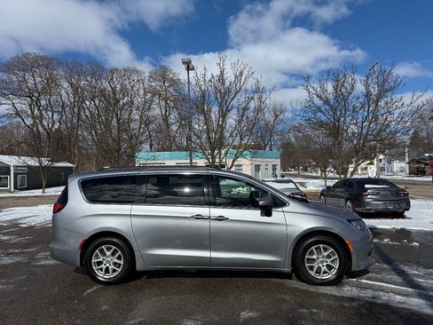 Used 2020 Chrysler Voyager Lxi image 6
