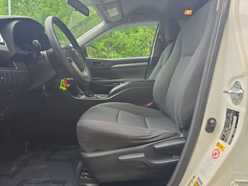 Used 2016 Toyota Highlander LE FWD image 14
