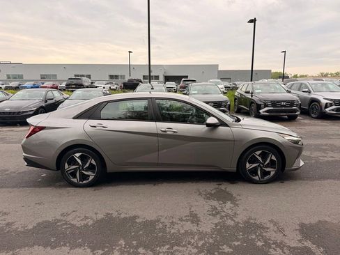 Used 2023 Hyundai Elantra SEL w/ Convenience Package FWD image 2