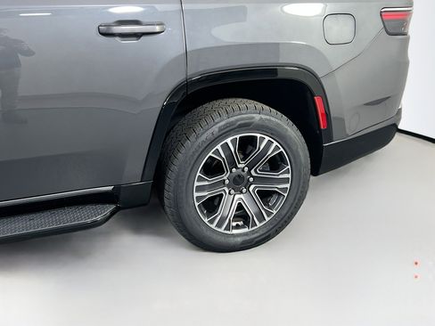 Used 2022 Jeep Wagoneer Series III AWD/4WD image 31