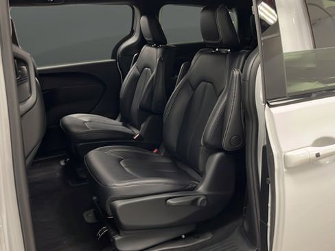 Used 2024 Chrysler Pacifica Limited FWD image 23