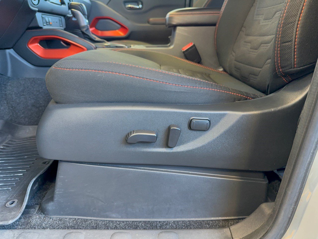 Used 2025 Nissan Frontier PRO-4X w/ Pro Convenience Package AWD/4WD image 16