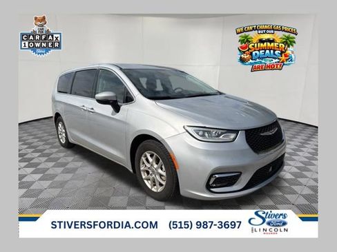 Used 2023 Chrysler Pacifica Touring-L FWD image 1